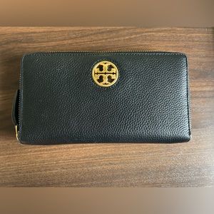 LIKE NEW Tory Burch Carson Continental Zip Around Wallet in Black